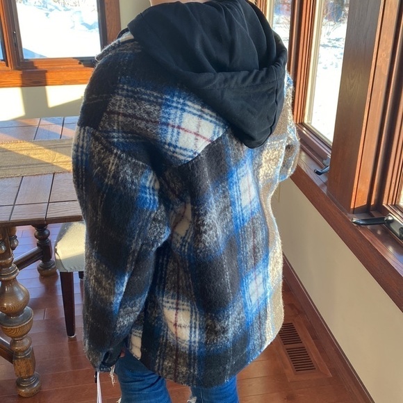 Aqua navy and black plaid Shacket with detachable hood. Size XL. NWT - Picture 4 of 5